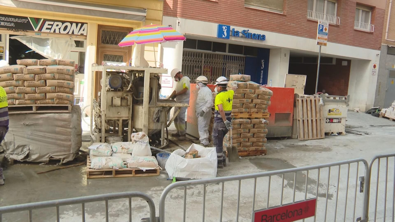L034 BARCELONA REGRESAN A CASA VECINOS SOCAVON frame 3392