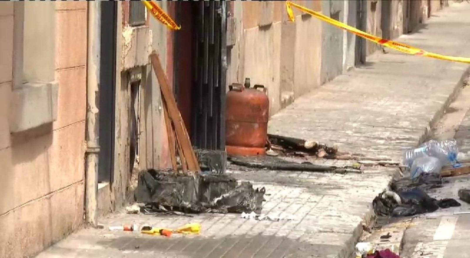 Tres muertos y un herido crítico en el incendio de un bajo en Barcelona Tres muertos y un herido crítico en el incendio de un bajo en Barcelona