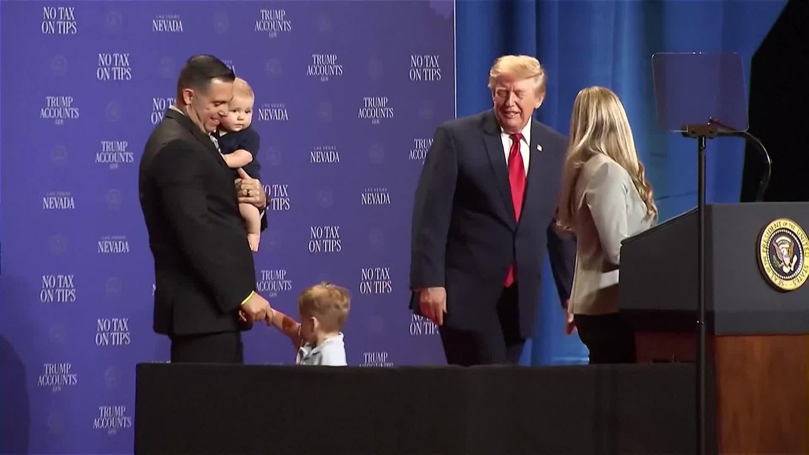 va trump con niño pequeño