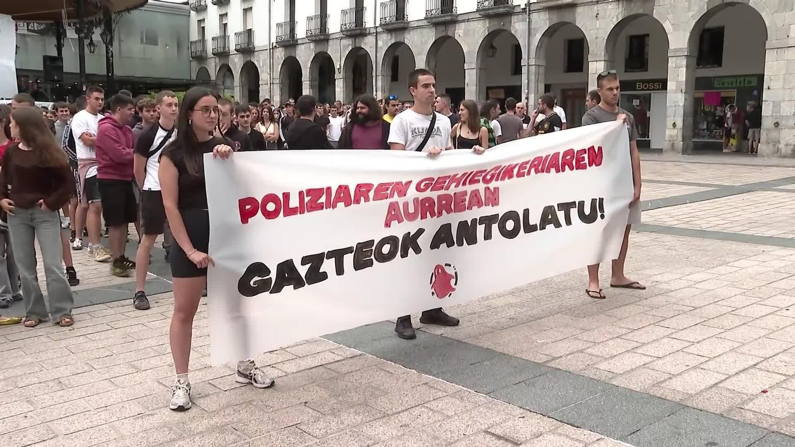 D631-GIPUZKOA ALTERCADOS JOVENES VS POLICIAS AZPEITIA
