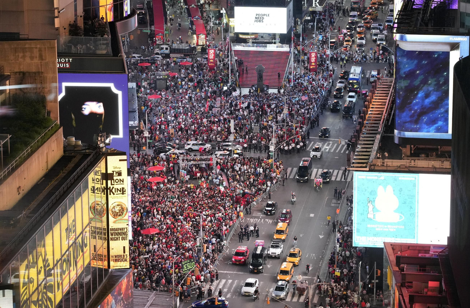 Times Square se tiñe de rojo para celebrar el triunfo de España en el Mundial