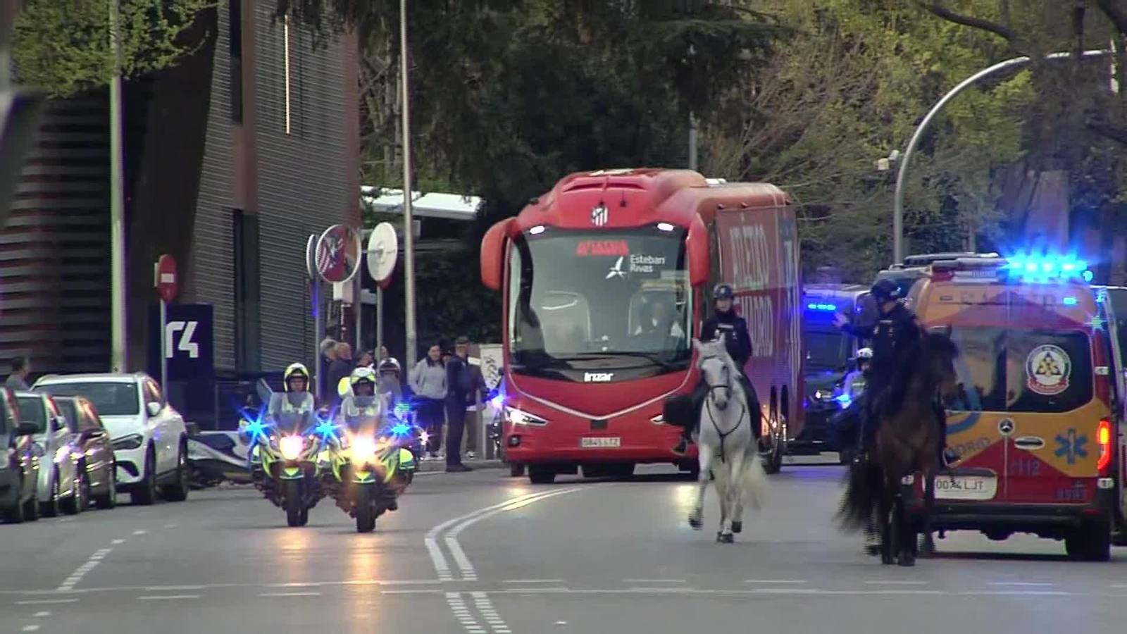 D044-MADRID LLEGADAS RMADRID Y ATLETICO AL BERNABEU