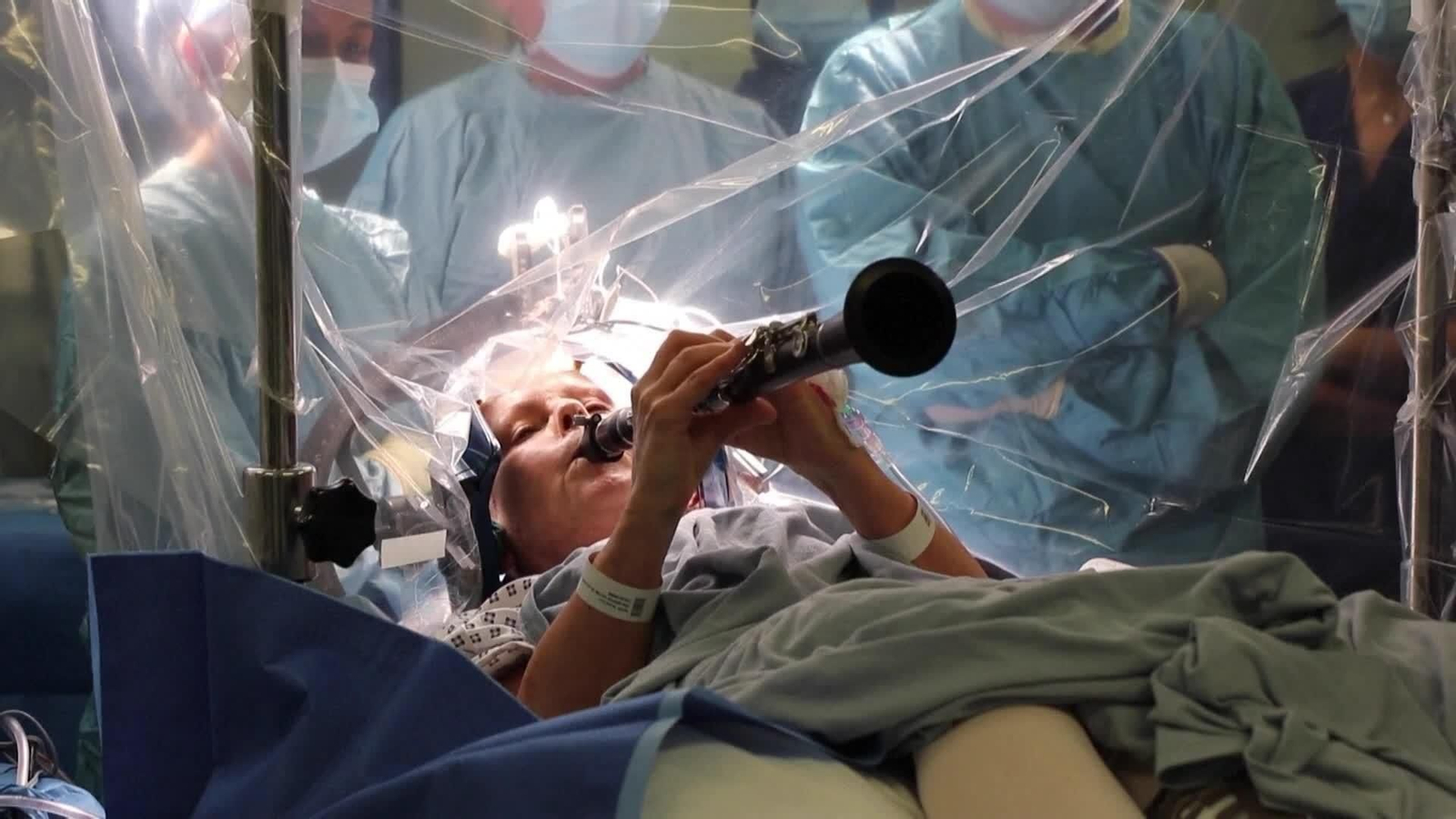 va musica durante operación cerebro