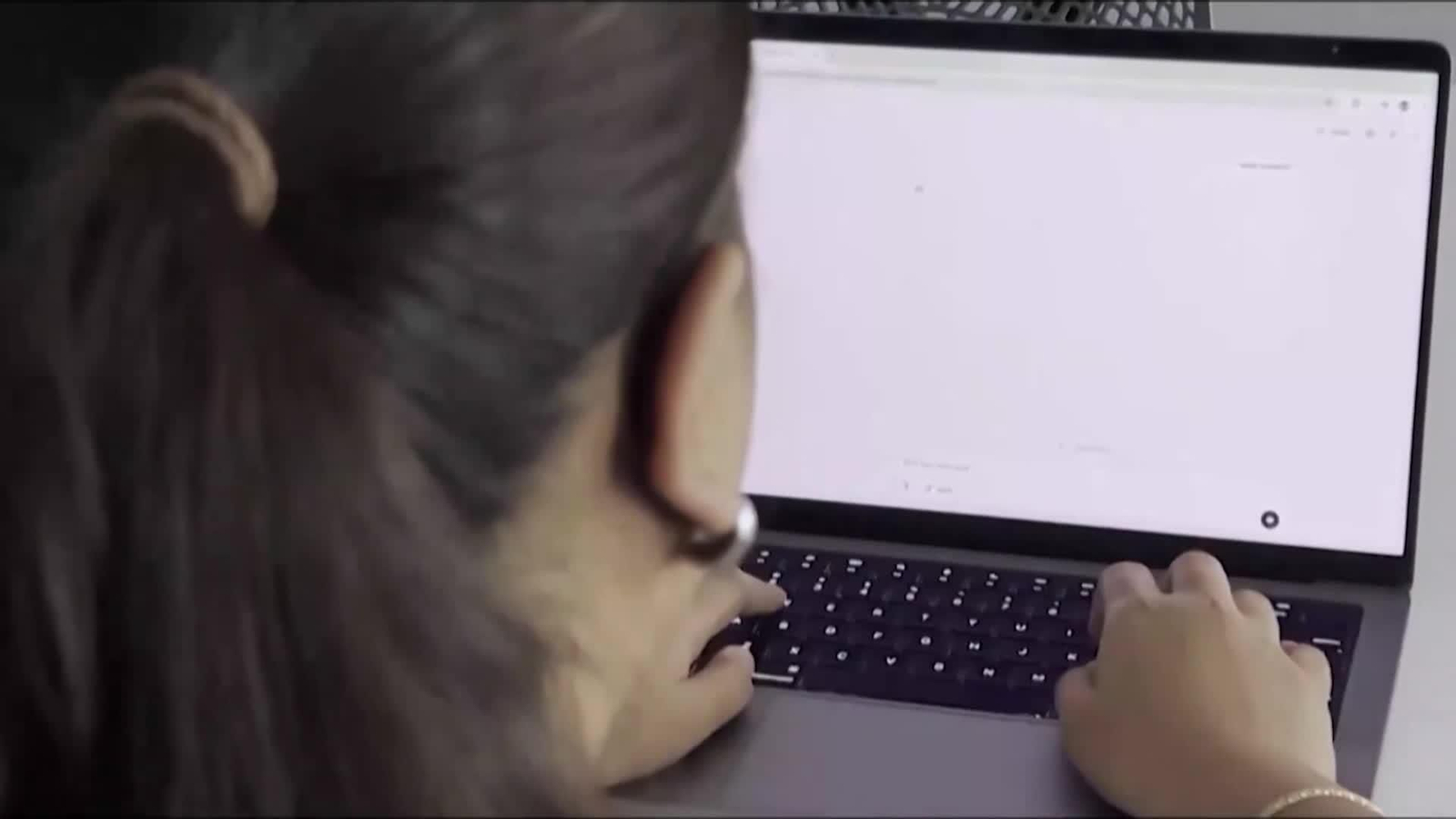 web inteligencia artificial mujeres trabajo