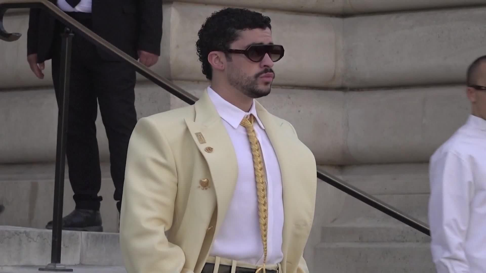 va paris bad bunny en desfile