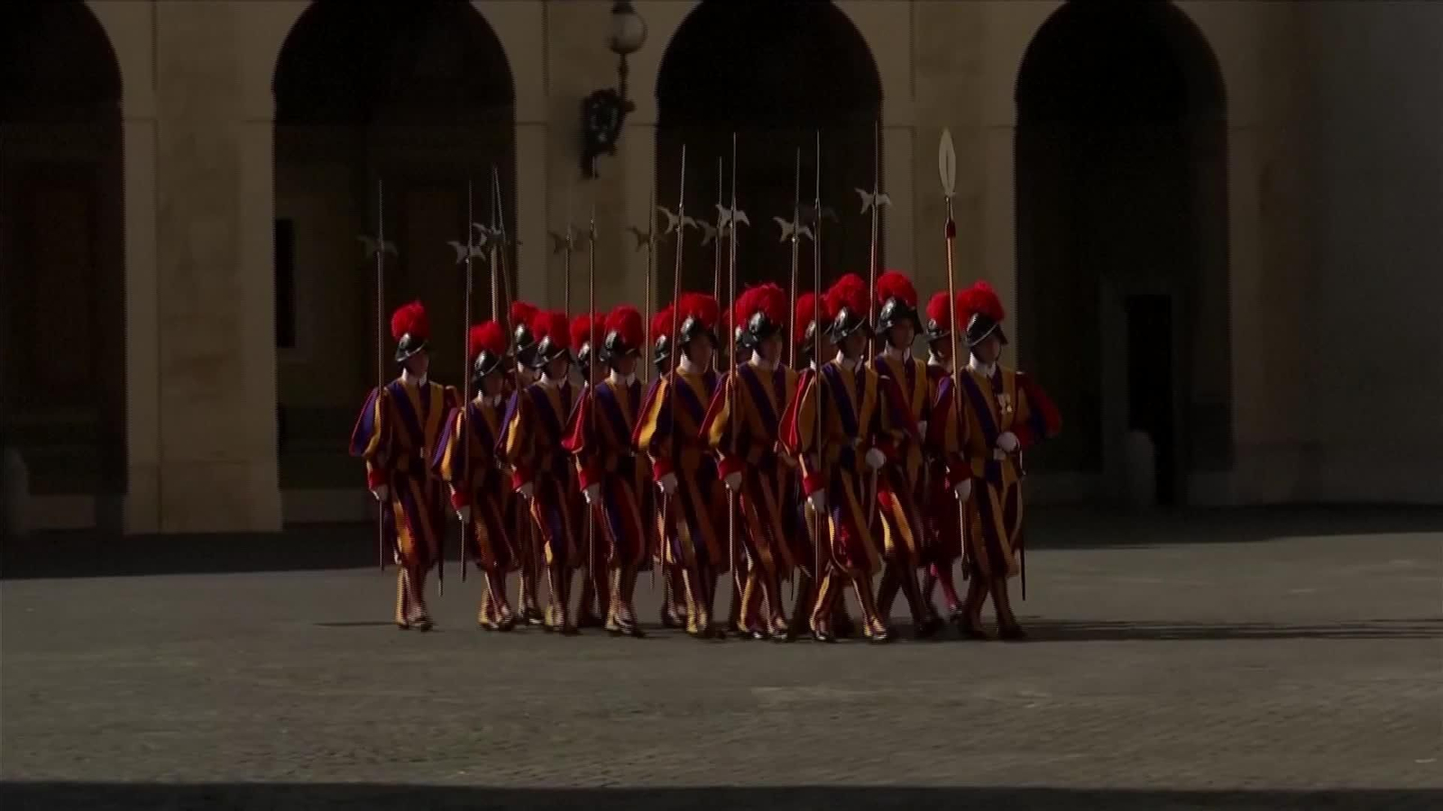 V008-VATICANO VISITA MACRON AL PAPA