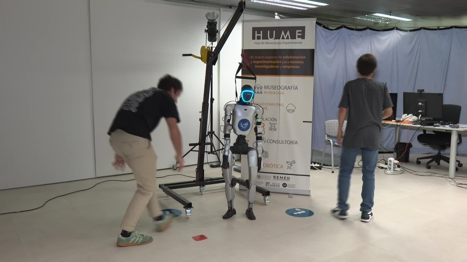 J038-VARIOS ROBOTS ASISTEN EN TRABAJOS