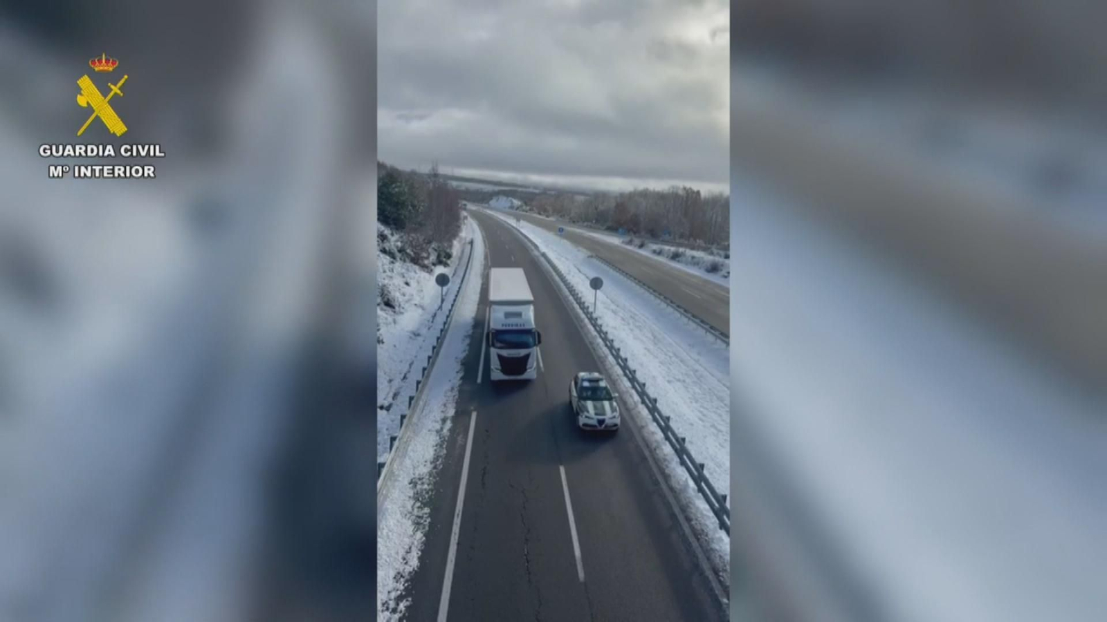 Camiones circulando por la carretera en Asturias