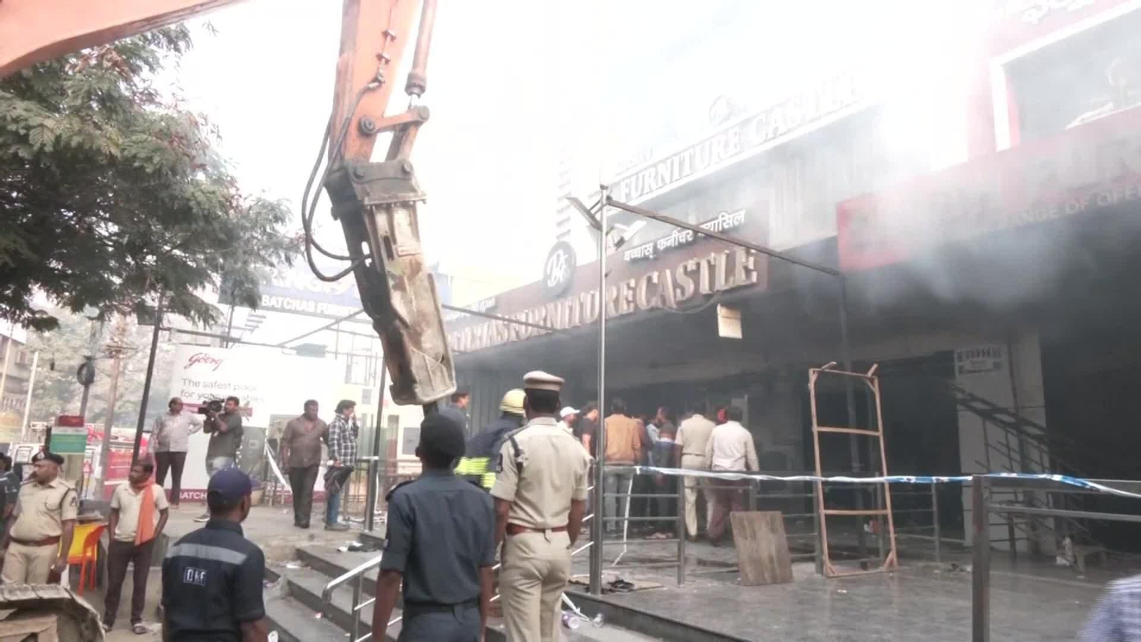 D008-INDIA INCENDIO MUERTOS