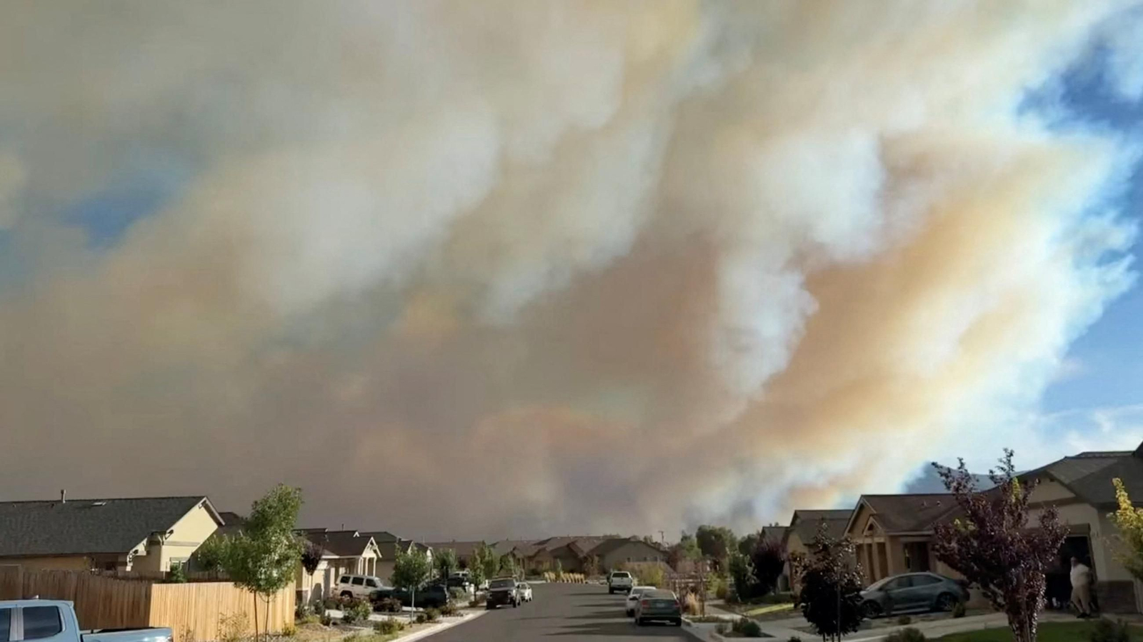 El viento aviva un incendio forestal a las afueras de Reno
