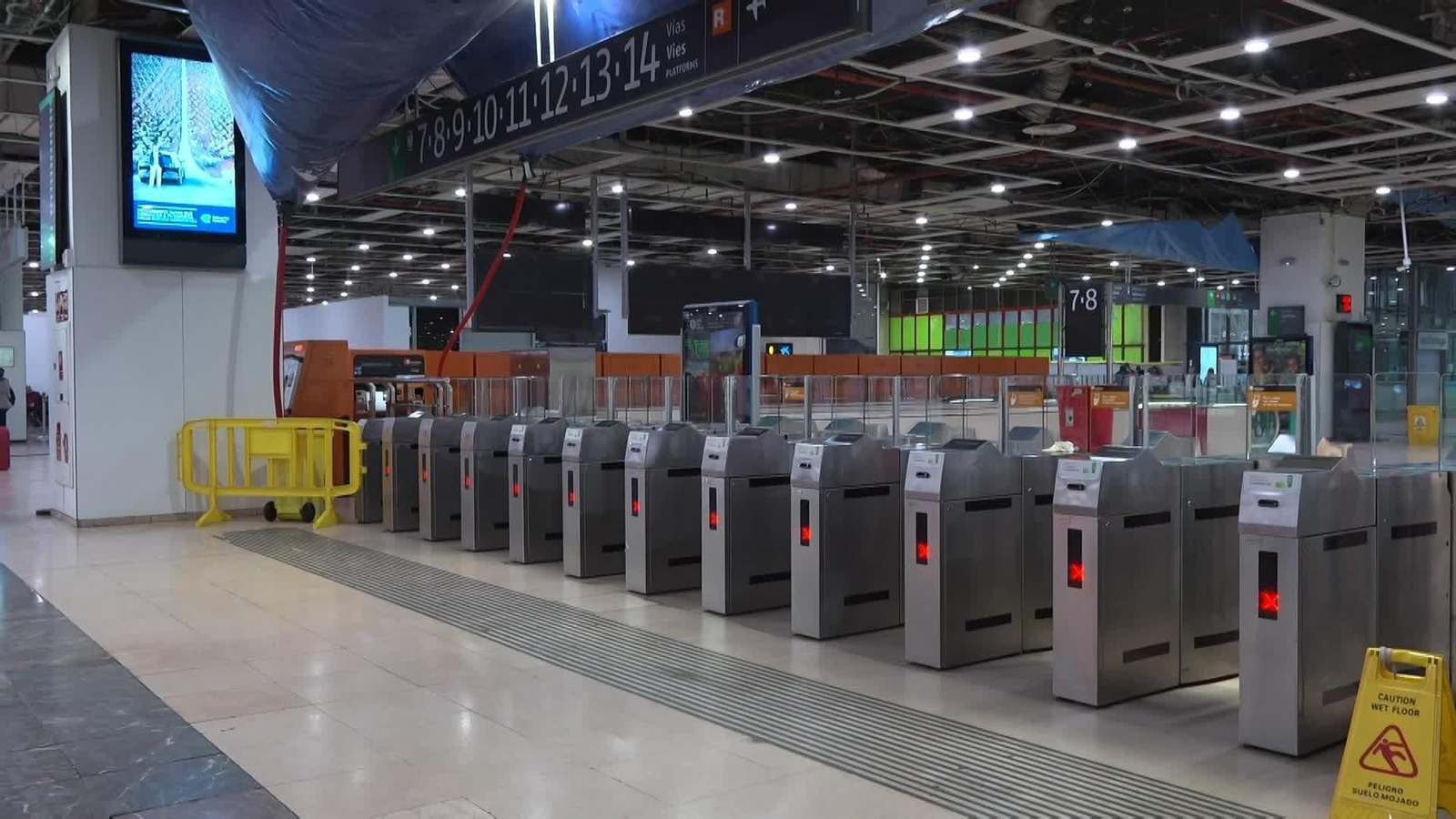 X068-BARCELONA AMBIENTE ESTACION SANTS TARDE