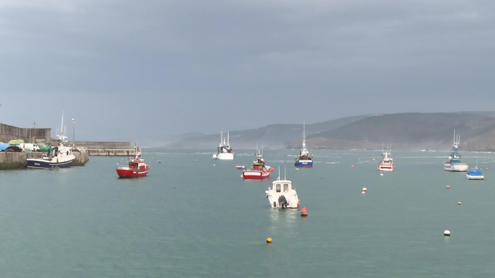 X072-A CORUÑA HUNDIMIENTO DE UN PESQUERO FRENTE A LAS COSTAS DE CARBALLO