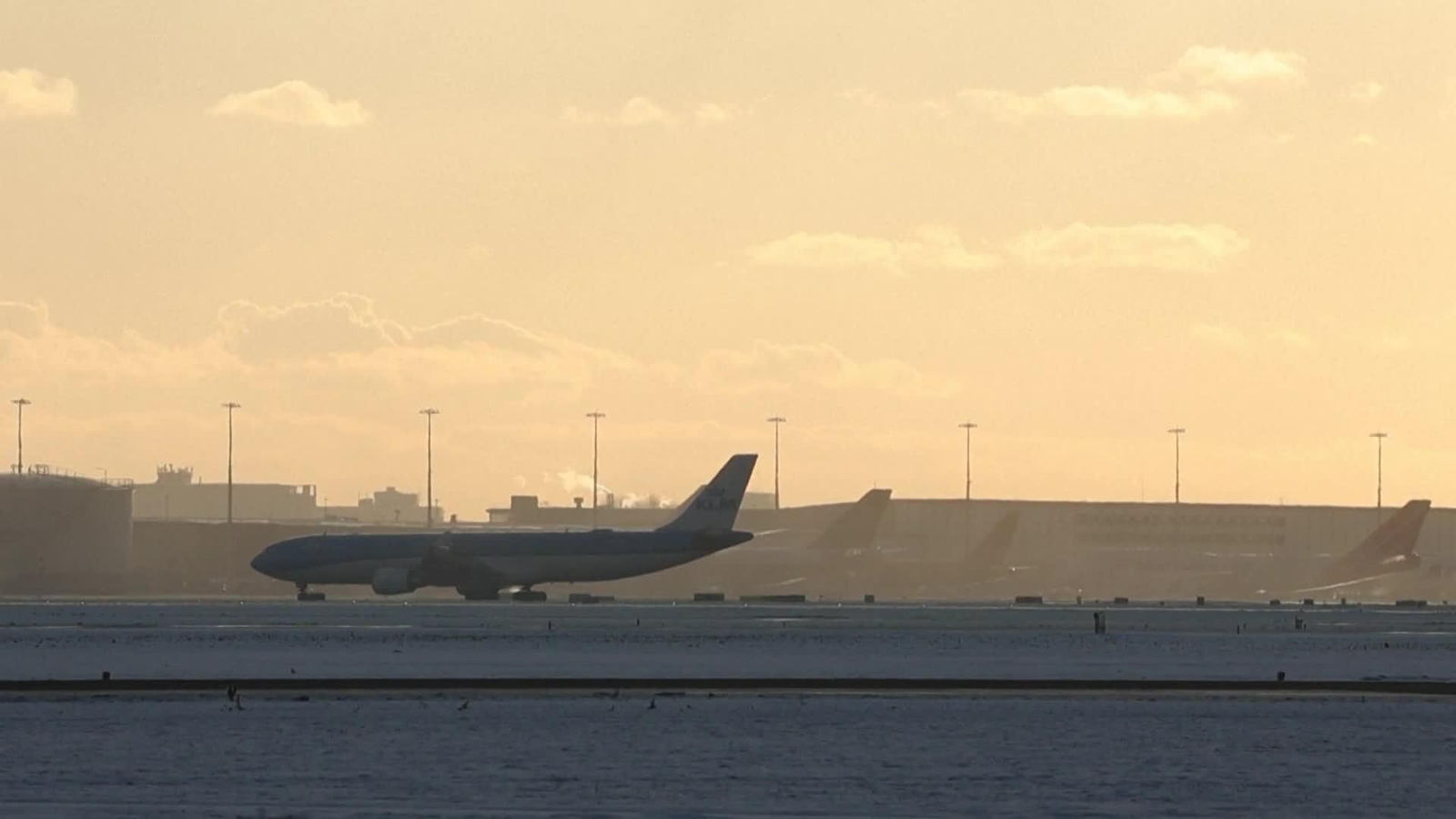 M033-PAISES BAJOS CAOS AEROPUERTOS POR LA NIEVE
