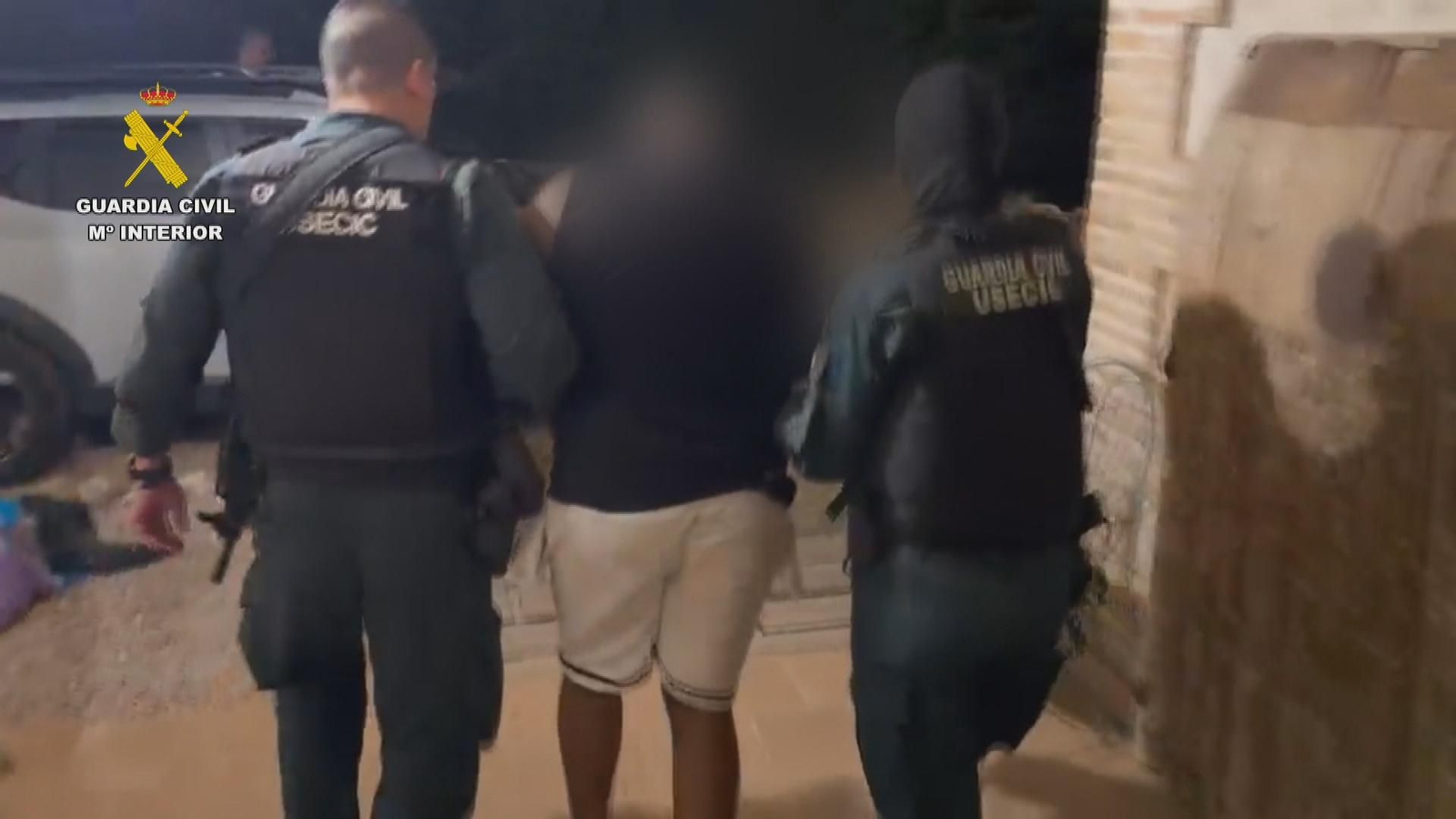 La Guardia Civil incauta casi tres toneladas de cocaína y cuatro fusiles de asalto ocultos en una casa rural en Guadalajara