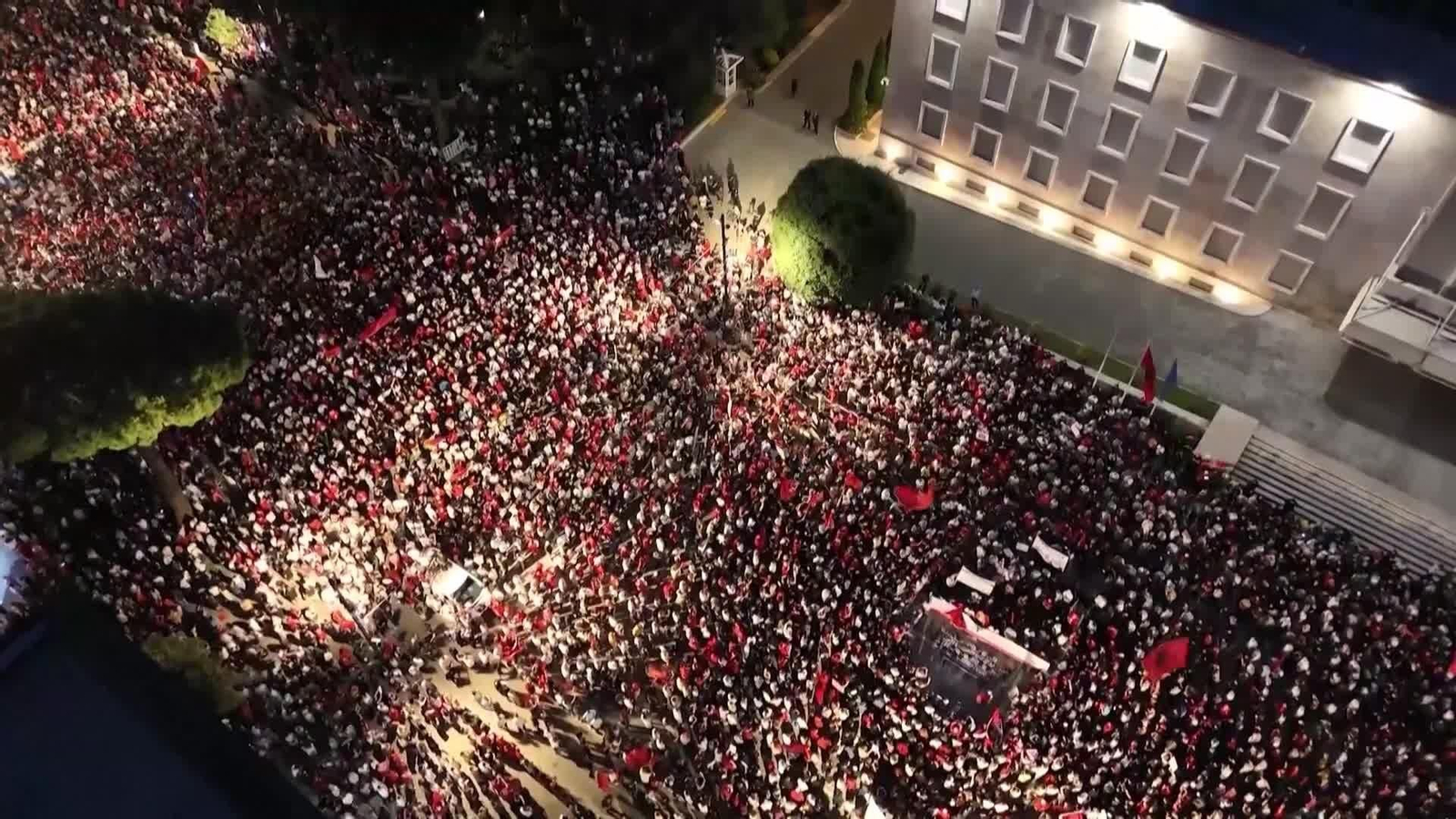 va albania protesta resort trump