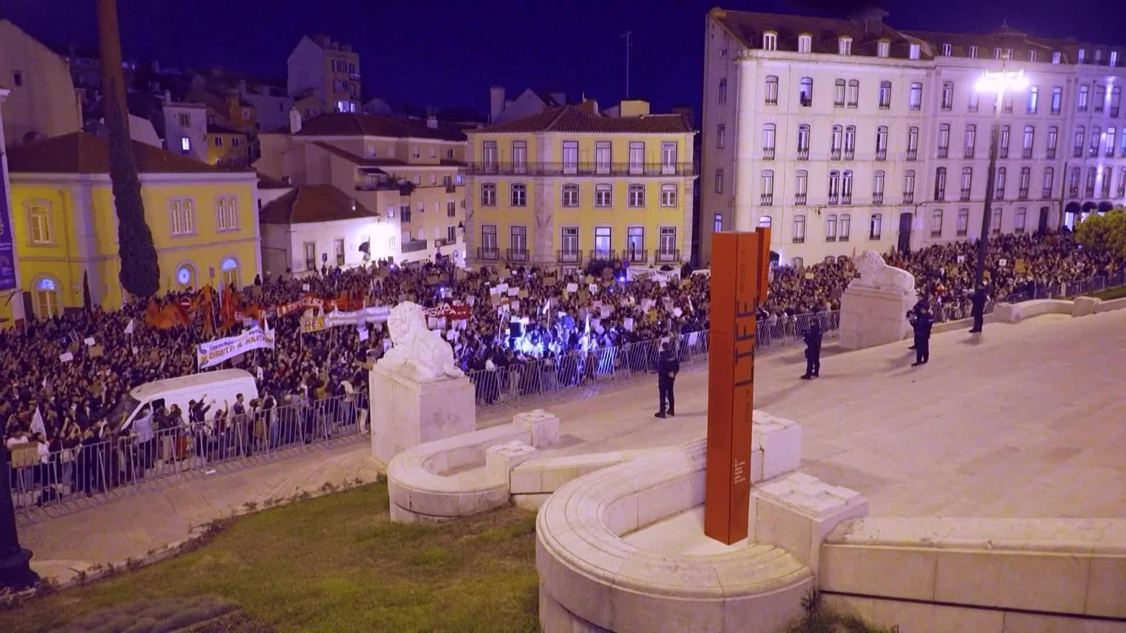 X005-PORTUGAL DISTURBIOS TRAS PROTESTA VIVIENDA