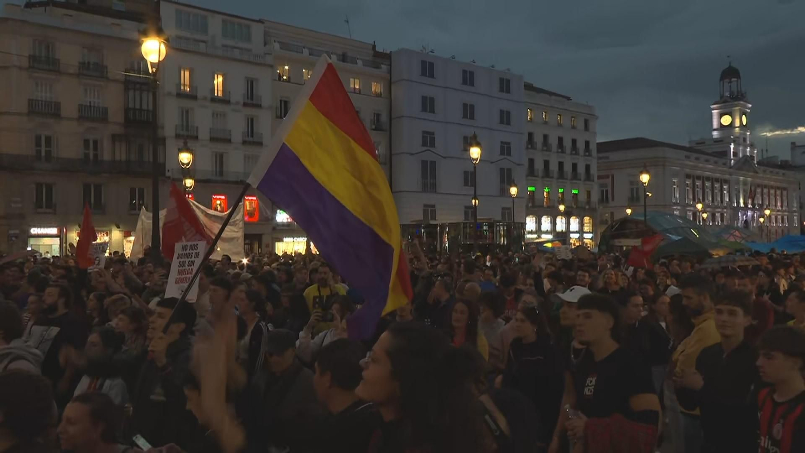 La acampada por la vivienda instalada en la Puerta del Sol de Madrid