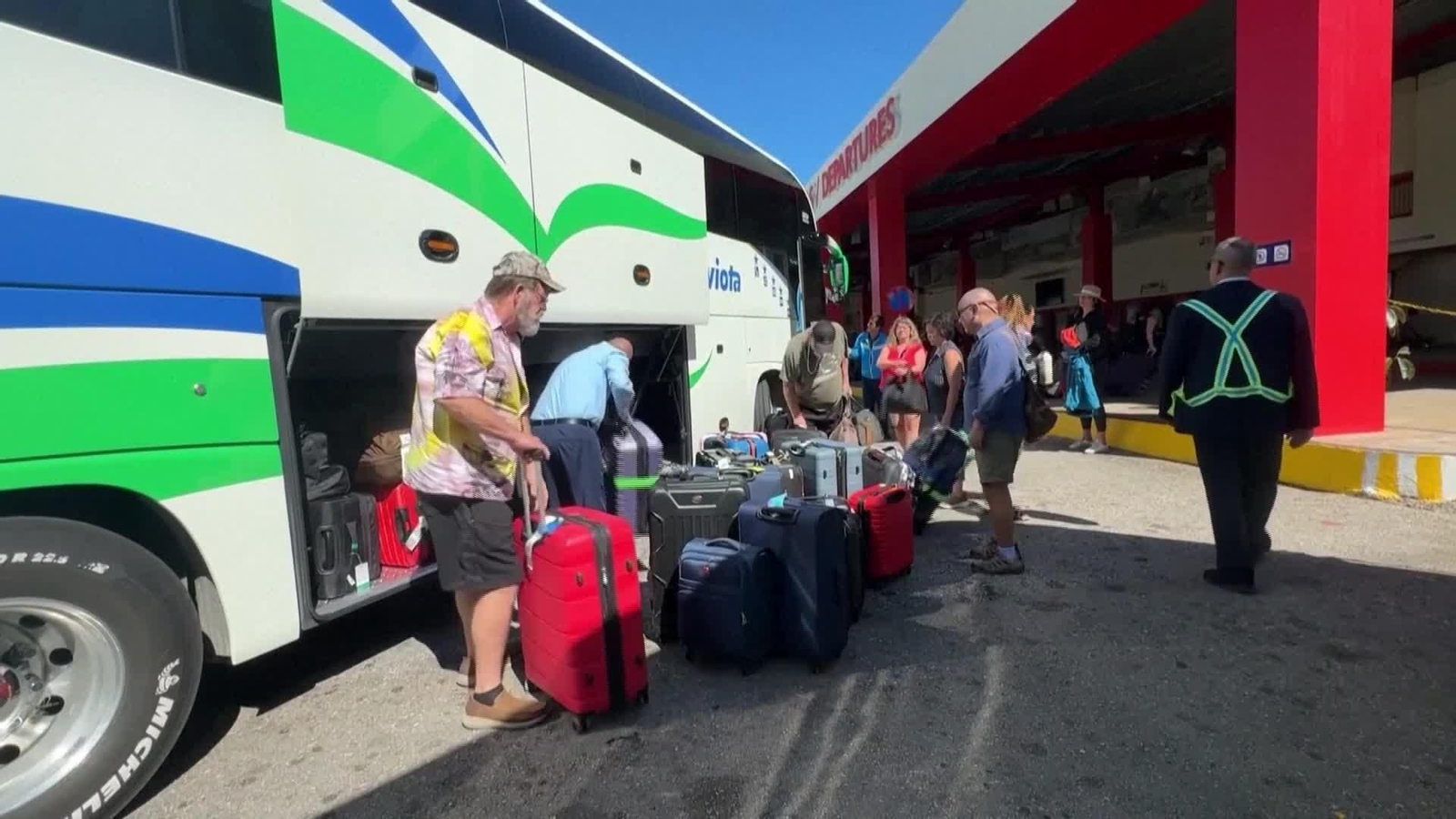 V008-CUBA TURISTAS RUSOS REGRESAN POR CRISIS COMBUSTIBLES