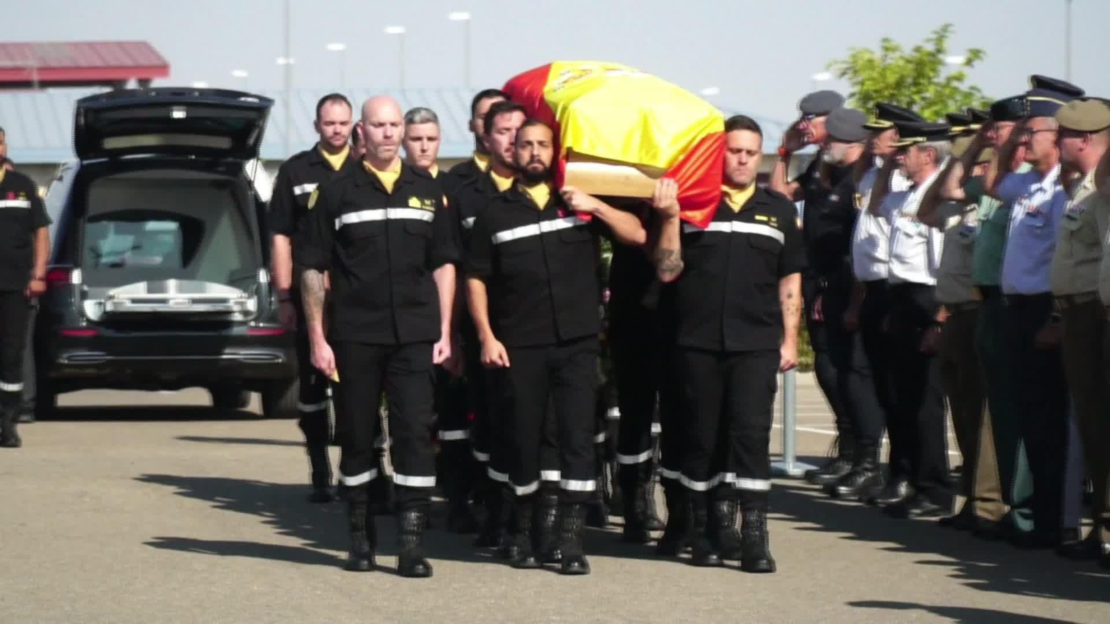 M056-ZARAGOZA DESPEDIDA FALLECIDO UME INCENDIO