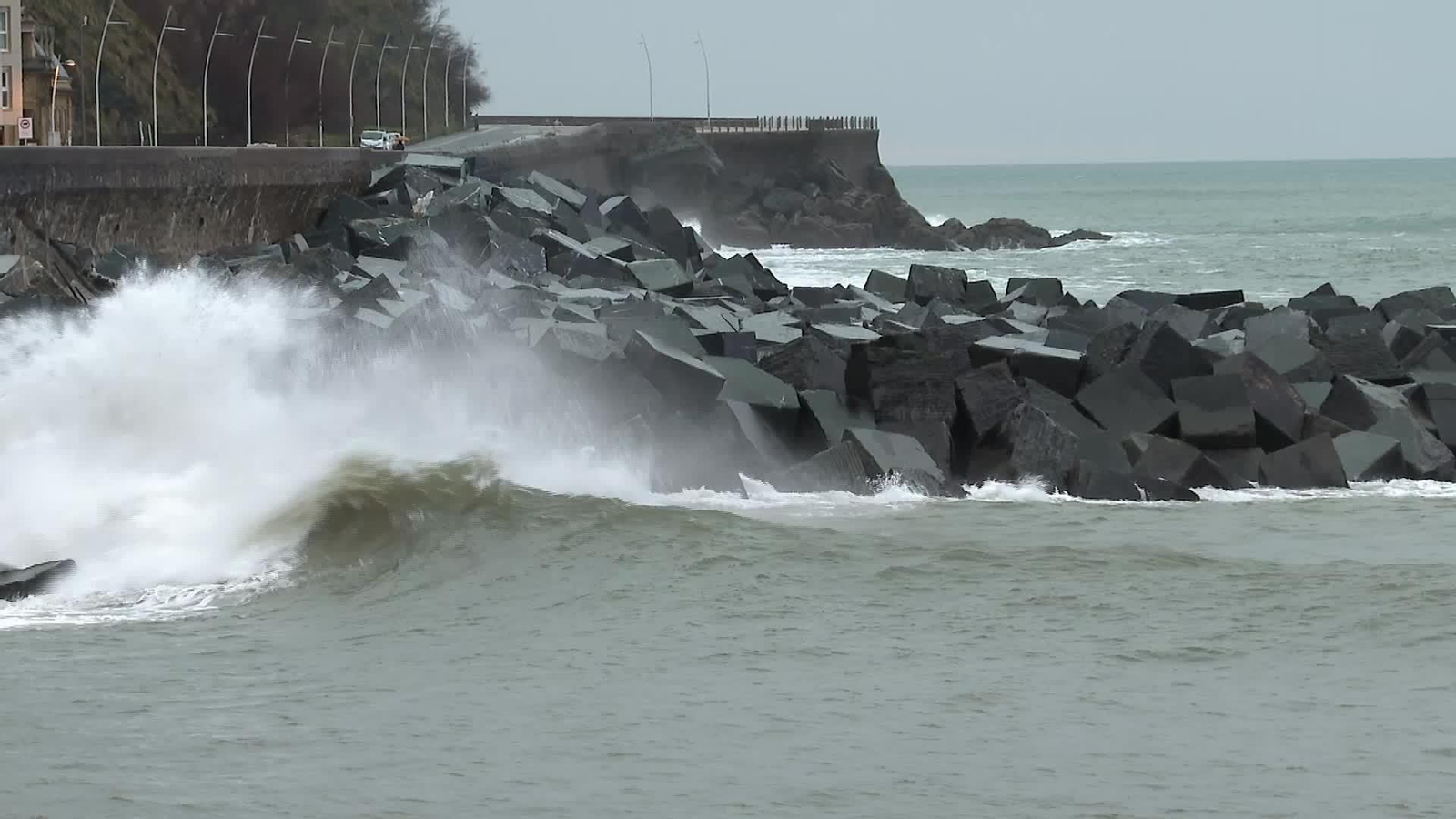 L064-SAN SEBASTIAN OLAS TARDE