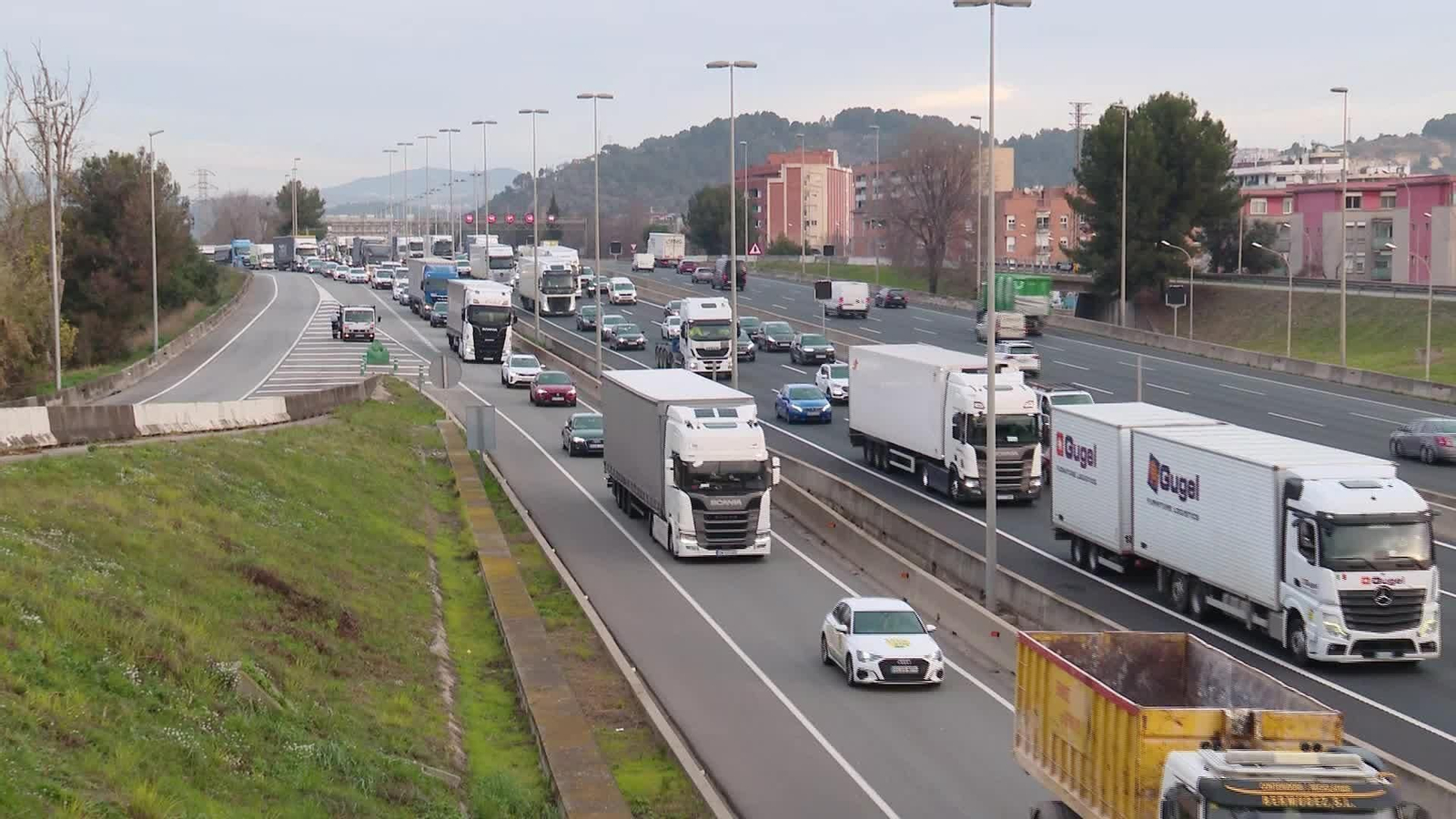 L040-BARCELONA ATASCOS CARRETERAS POR HUELGA TRENES