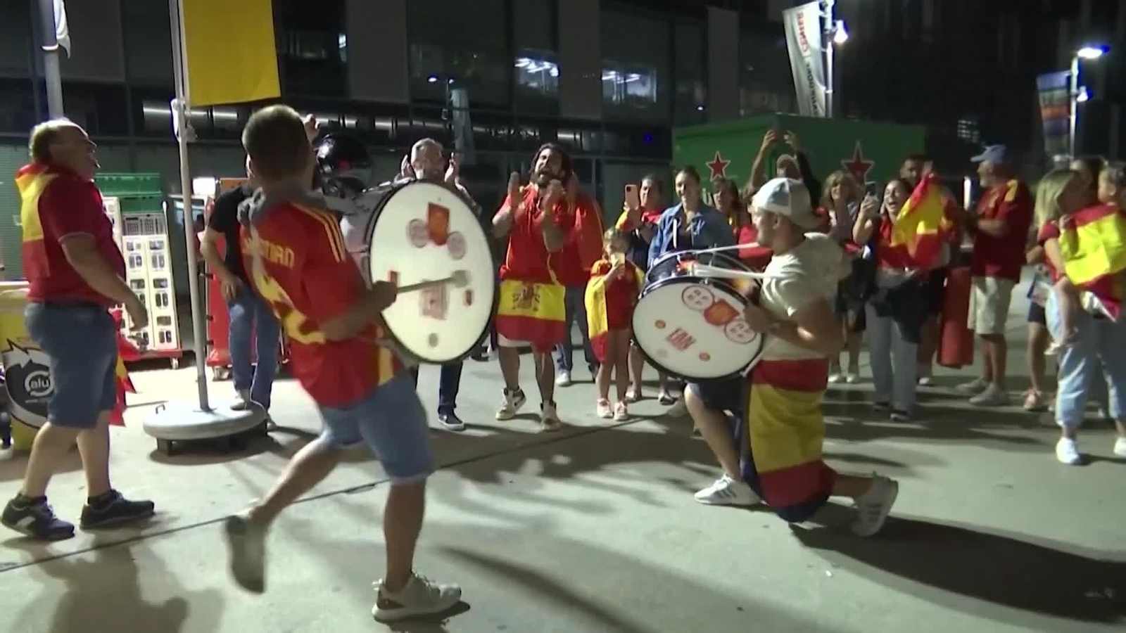 Hinchas españoles celebran con bombos y baile el triunfo de España ante Suiza