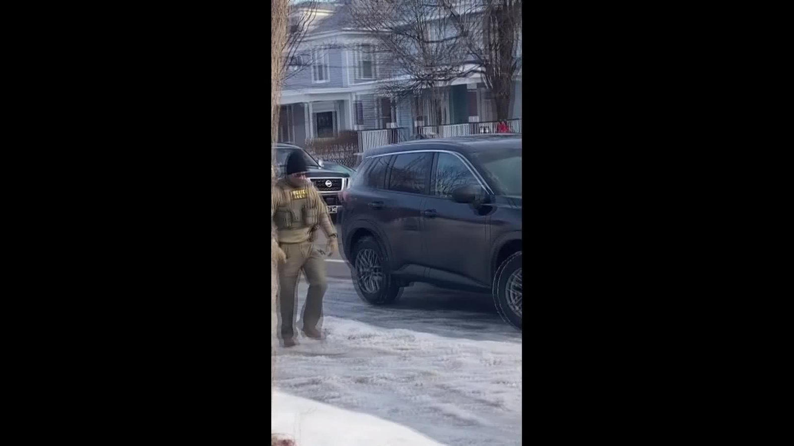 J006-EEUU AGENTES INMIGRACION MATA A MUJER