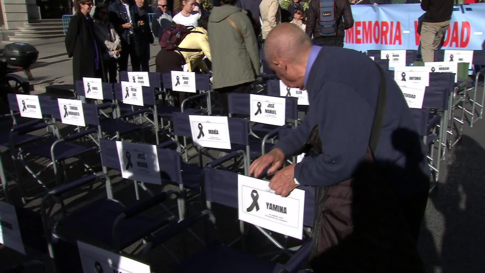 X057-EDI MADRID VICTIMAS EN EL CONGRESO