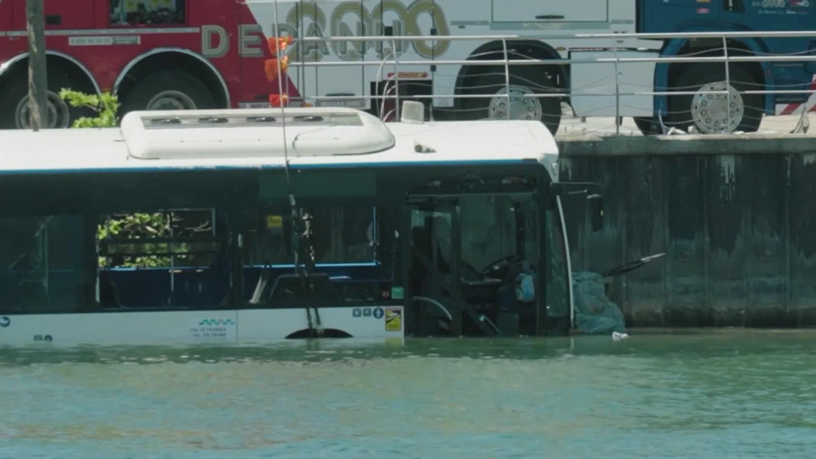 va cae autobus al rio sena