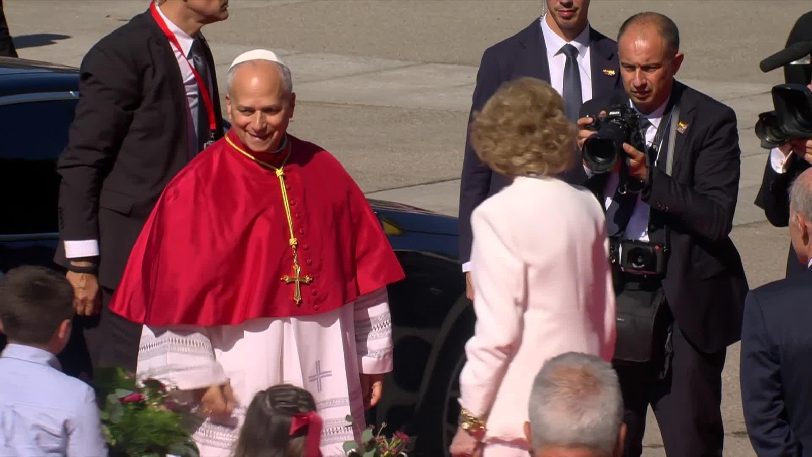 va papa y reina sofia llegando almudena