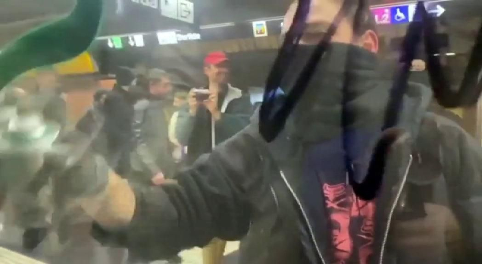 Los vigilantes de seguridad del metro de Barcelona llevarán gas pimienta Los vigilantes de seguridad del metro de Barcelona llevarán gas pimienta