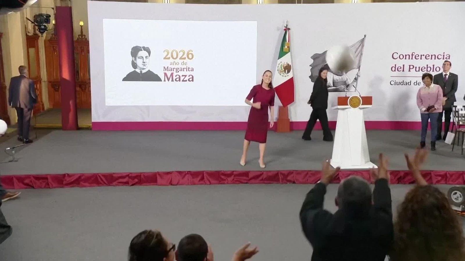 va presidenta mexico chutando balon