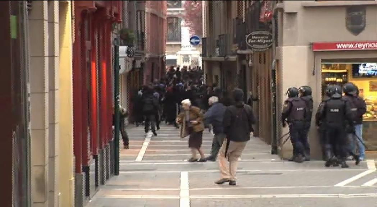 Violentos enfrentamientos en la parte vieja de Pamplona entre estudiantes y Policía
