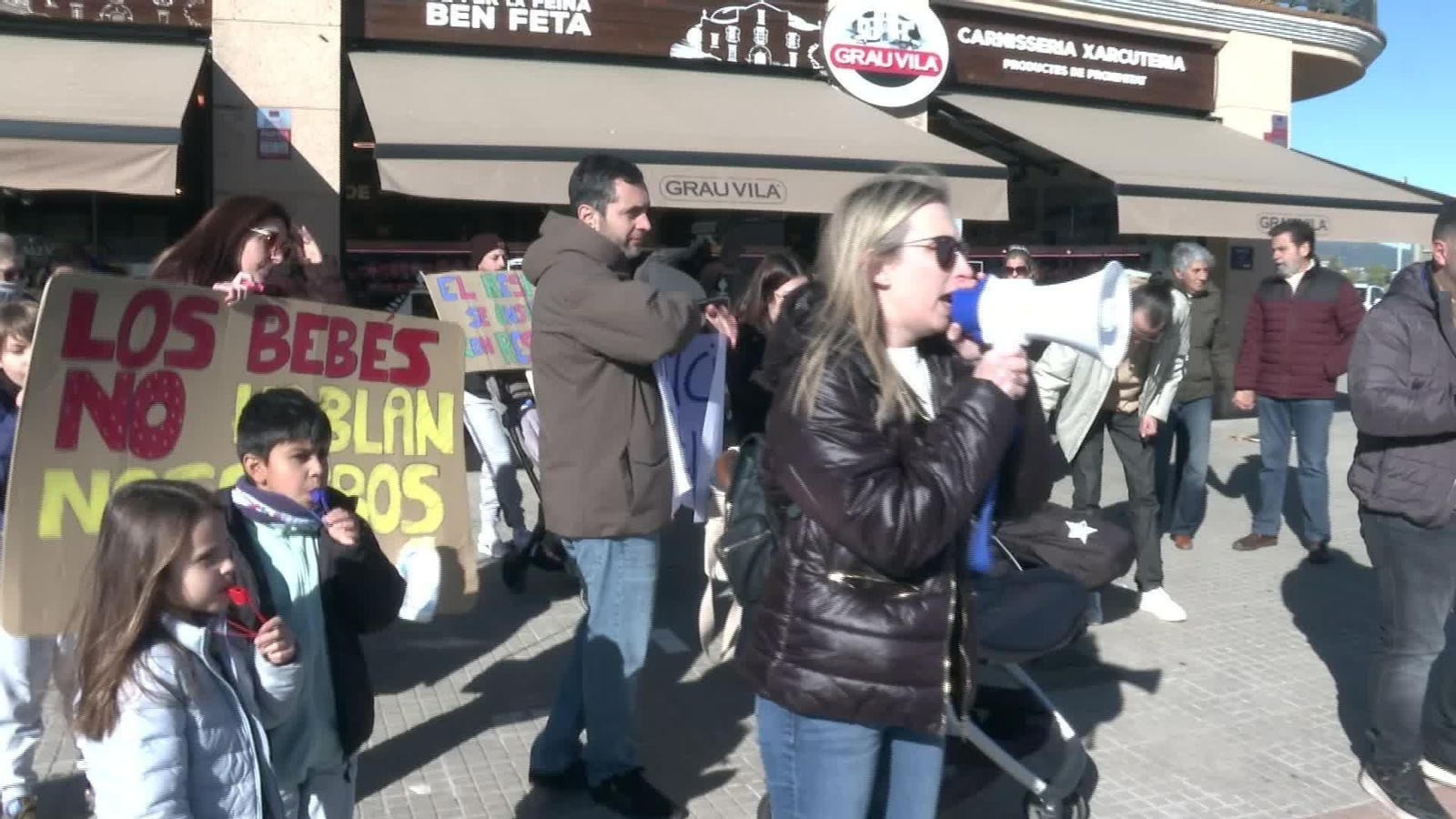 S031-BARCELONA PROTESTA FAMILIAS Y EXTRABAJADORAS GUARDERIA