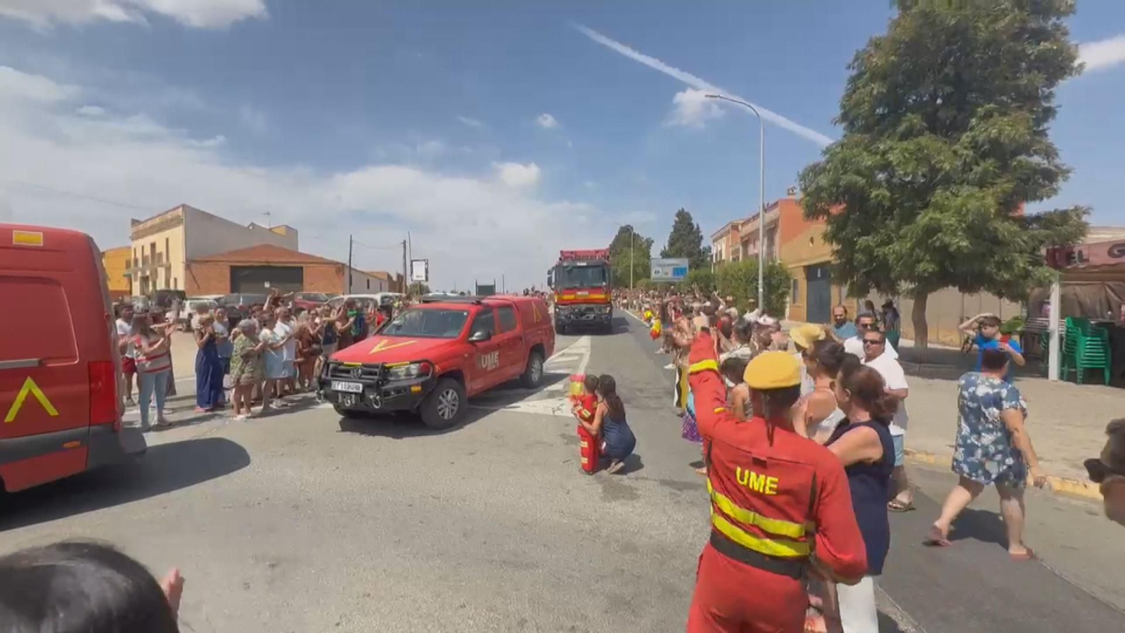 Los vecinos de Niebla despiden a la UME con aplausos tras su lucha contra el fuego