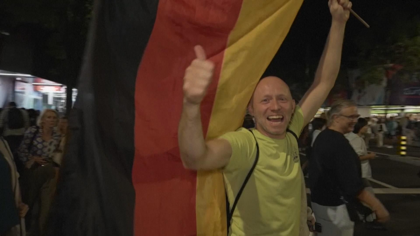 Hinchas celebran la victoria de Alemania sobre Francia en la Eurocopa