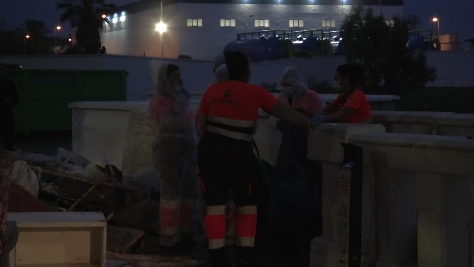 L011-CEUTA EMPIEZA LIMPIEZA PLAYA BENITEZ