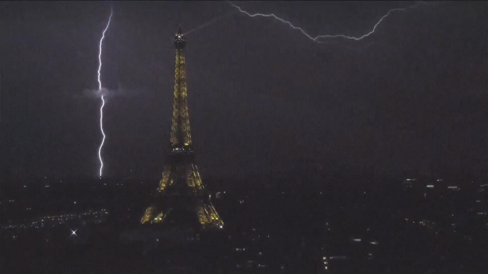 Una gran tormenta nocturna ilumina el cielo de París y alivia el calor de récord
