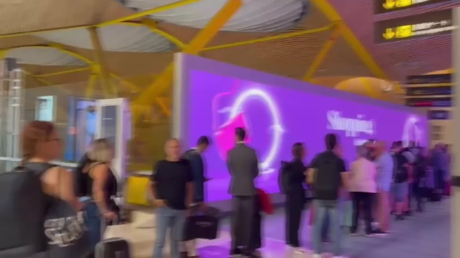 L026-VARIOS COLAS HUELGA CONTROLES AEROPUERTOS