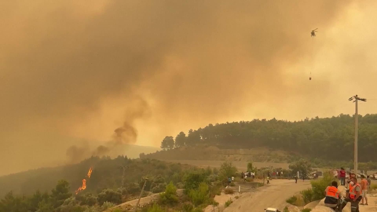 X065-TURQUIA BOMBEROS APAGAN FUEGOS