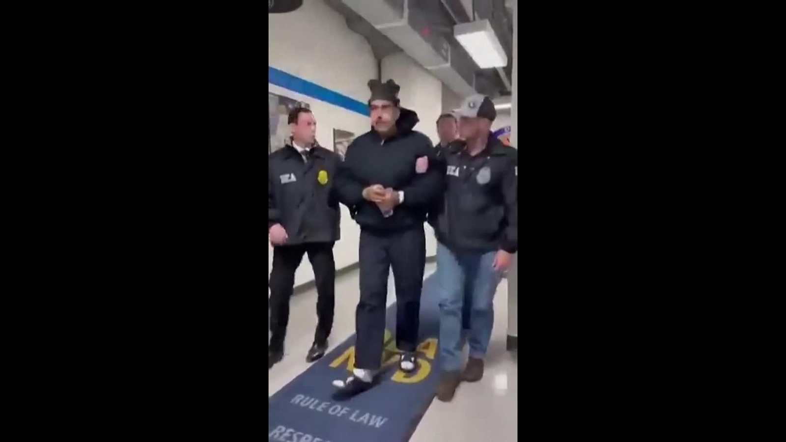 va maduro camina esposado