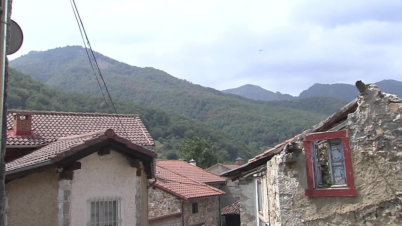 M042-LEON VECINOS FRENAN LLAMAS POSADA DE VALDEON