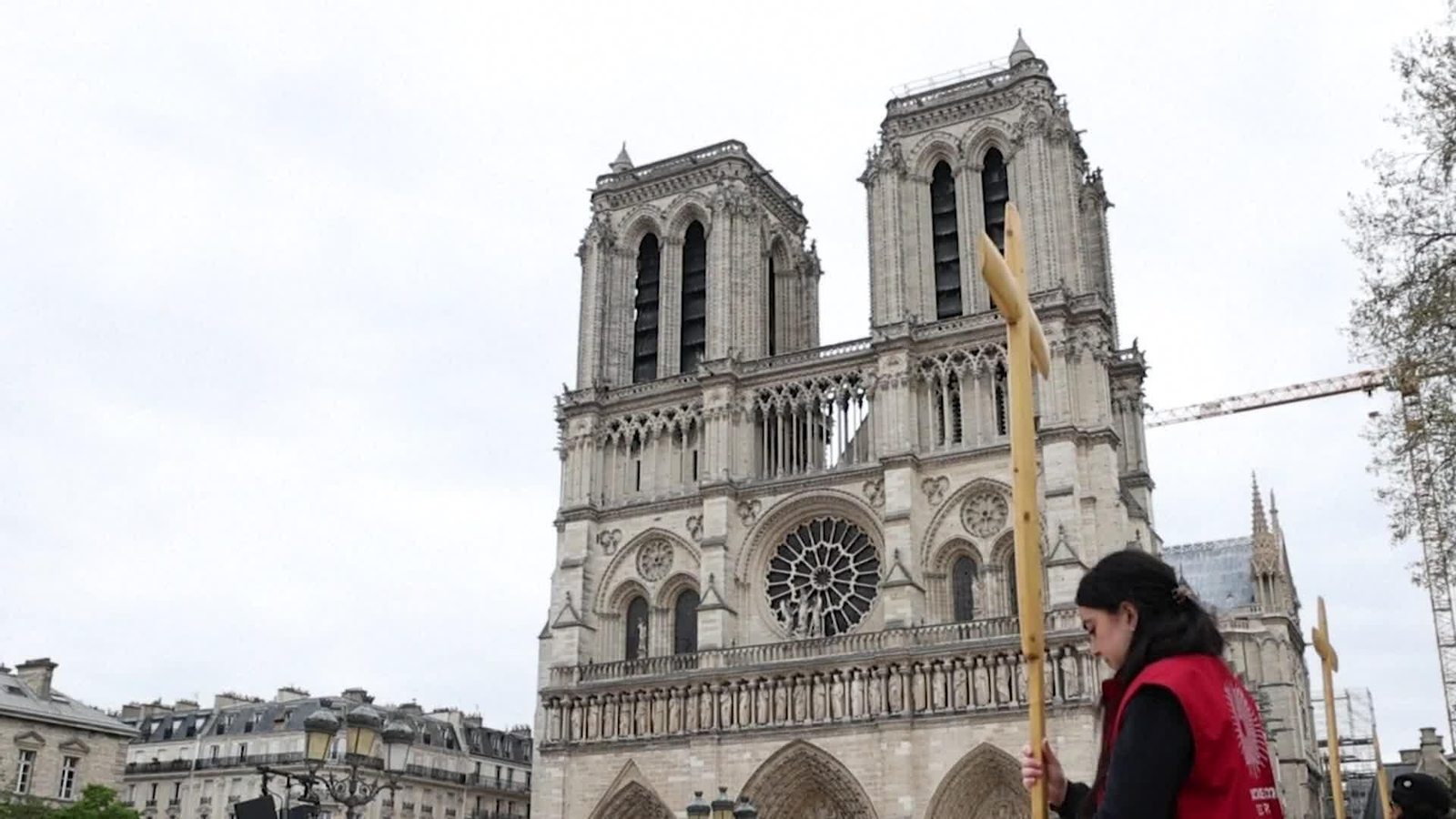V030-FRANCIA FIELES CONMEMORAN VIERNES SANTO NOTRE DAME