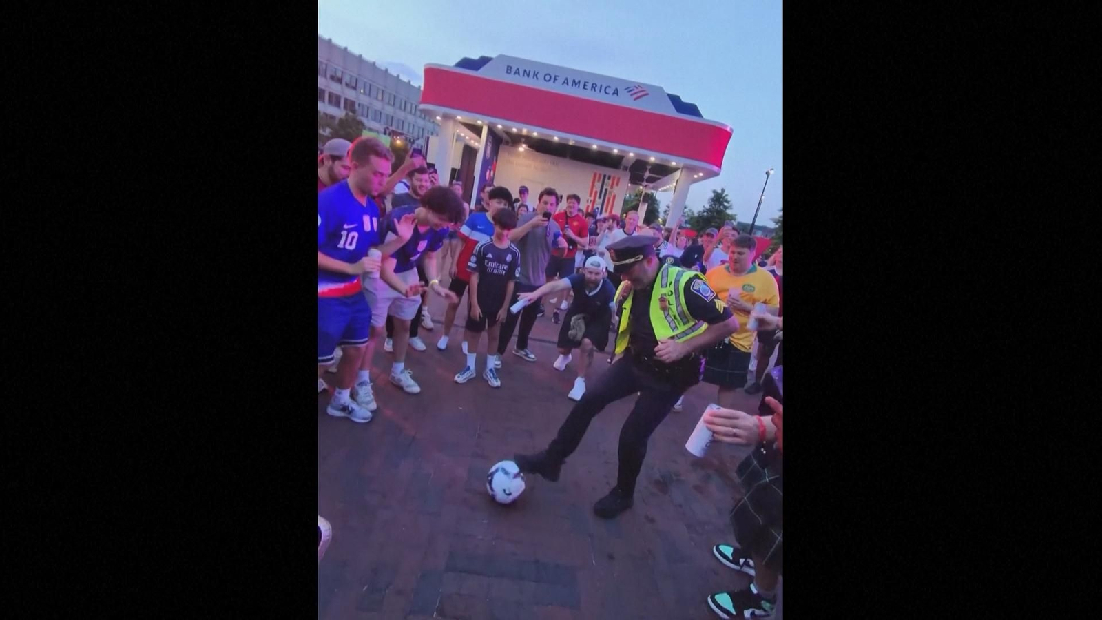 Un policía de Boston se hace viral en pleno Mundial con su habilidad con el balón