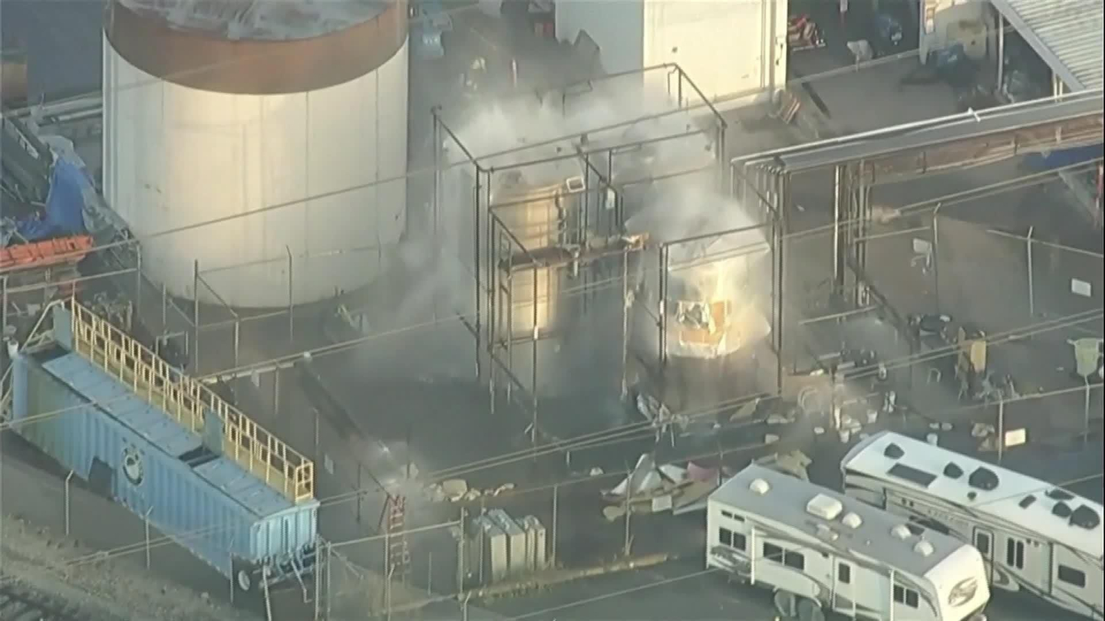 L063-EEUU BOMBEROS INTENTAN EVITAR EXPLOSION PLANTA QUIMICA