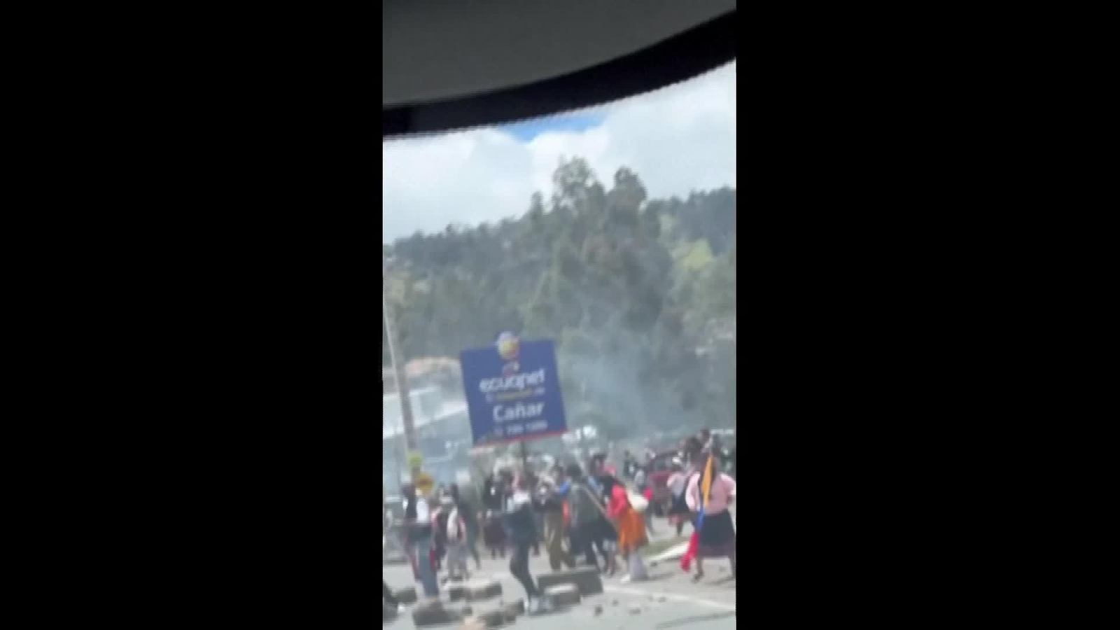 X008-ECUADOR ATAQUE CON PIEDRAS A NOBOA