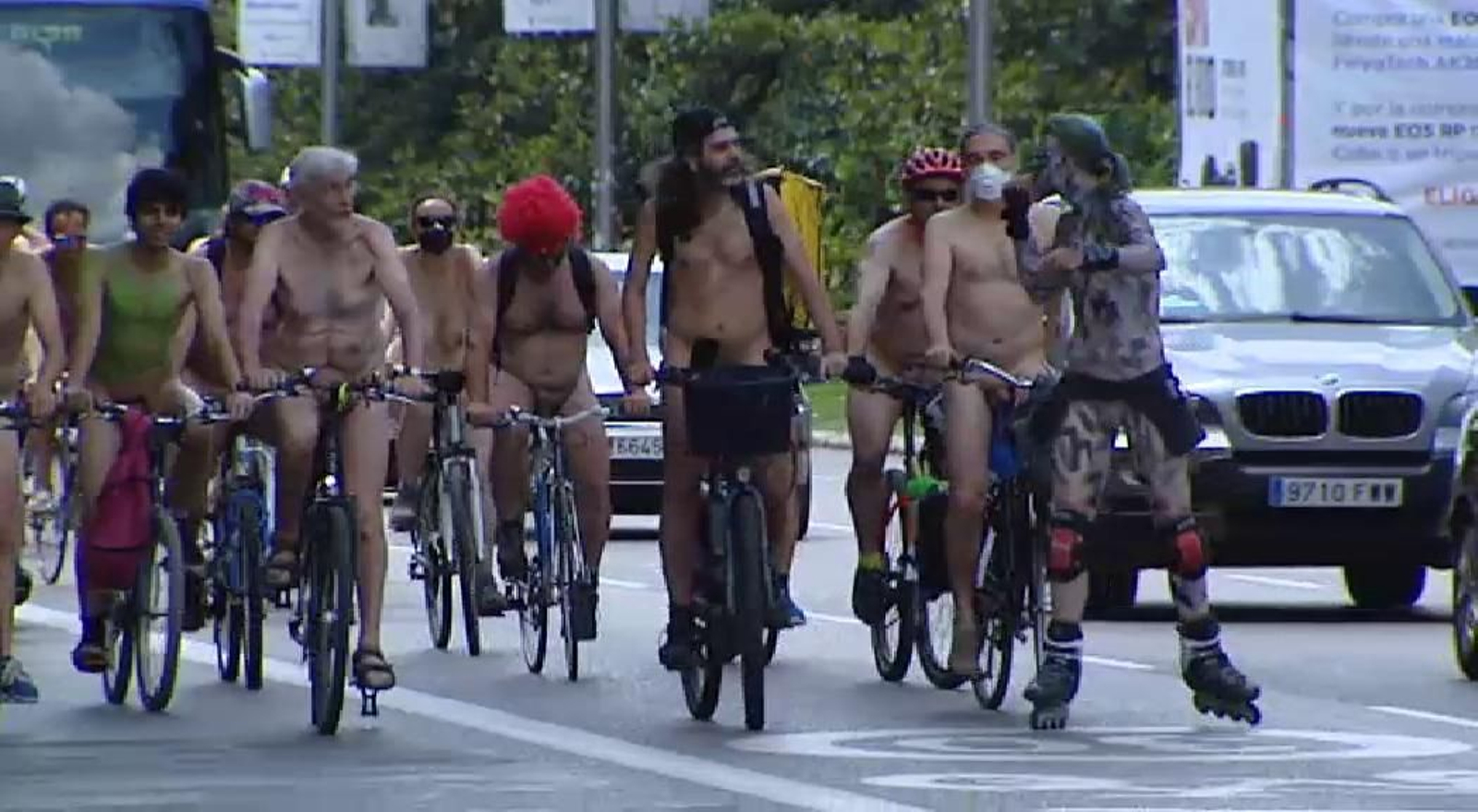 Desnudos ante el tráfico en la marcha ciclonudista de Madrid
