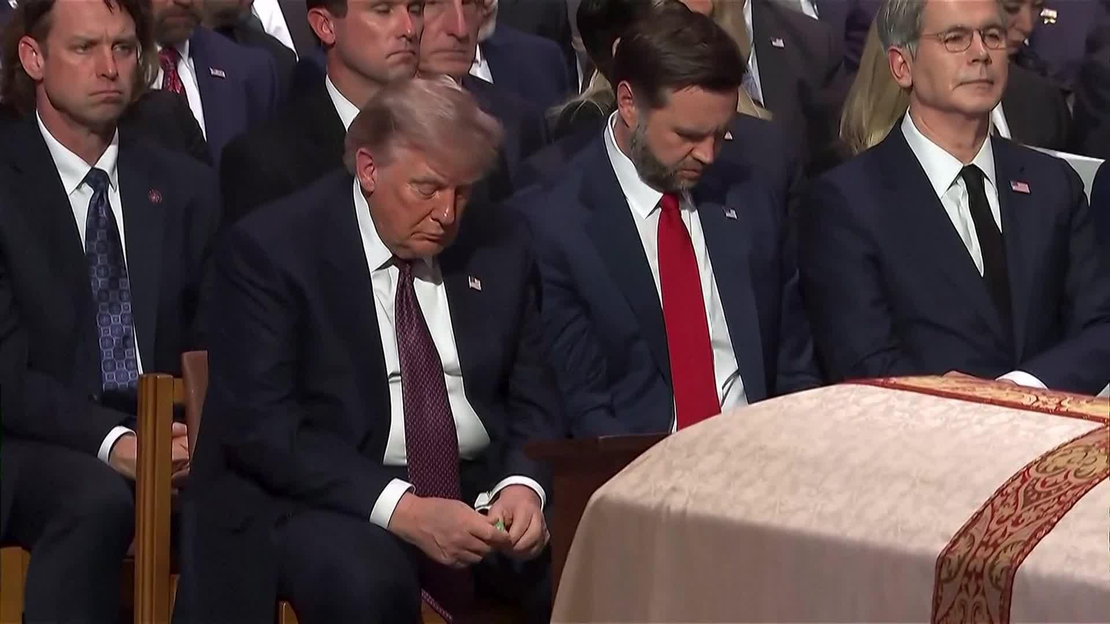 va trump reparte caramelos funeral