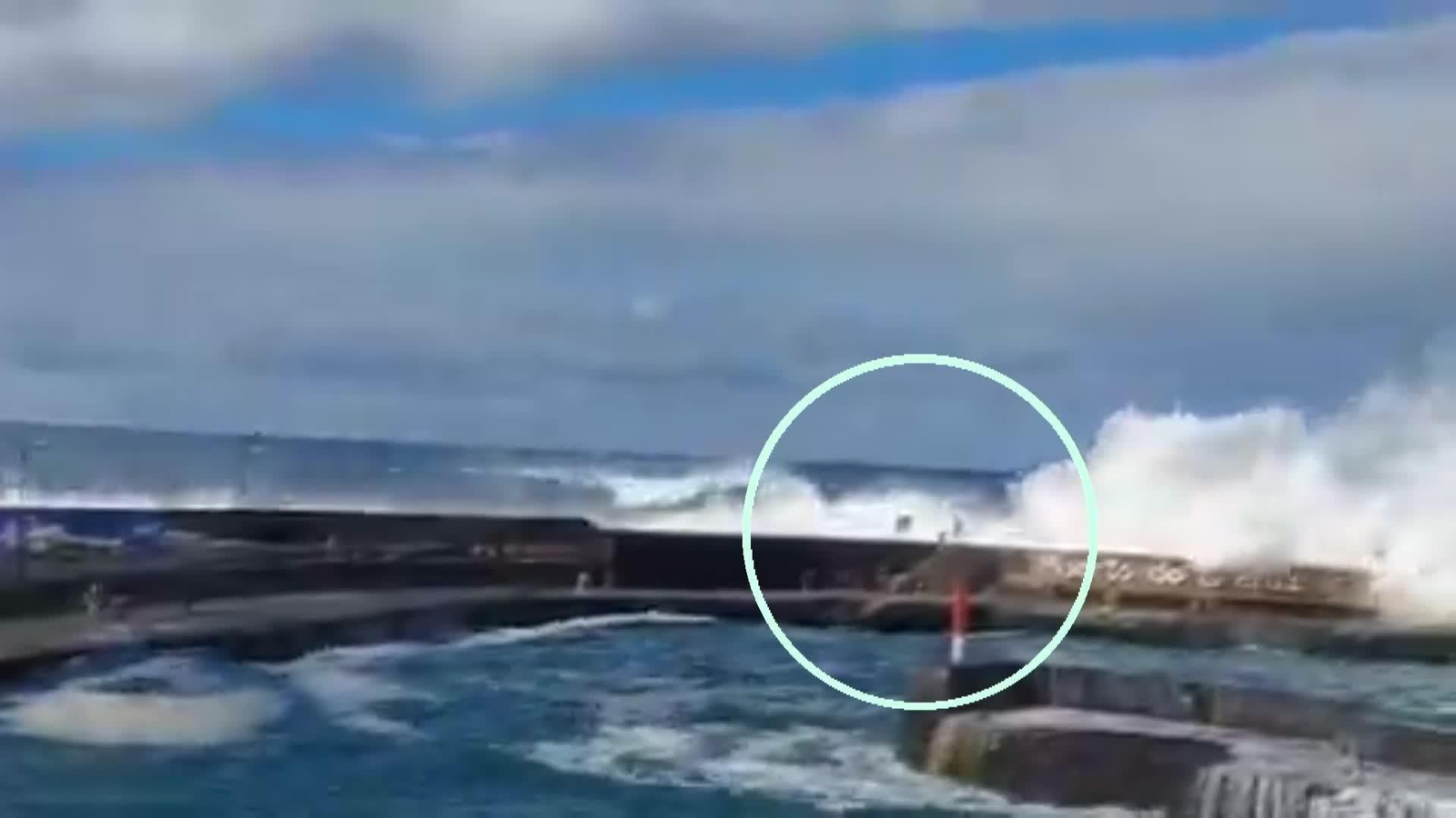 Tres fallecidos y 15 heridos por varios golpes de mar en Tenerife