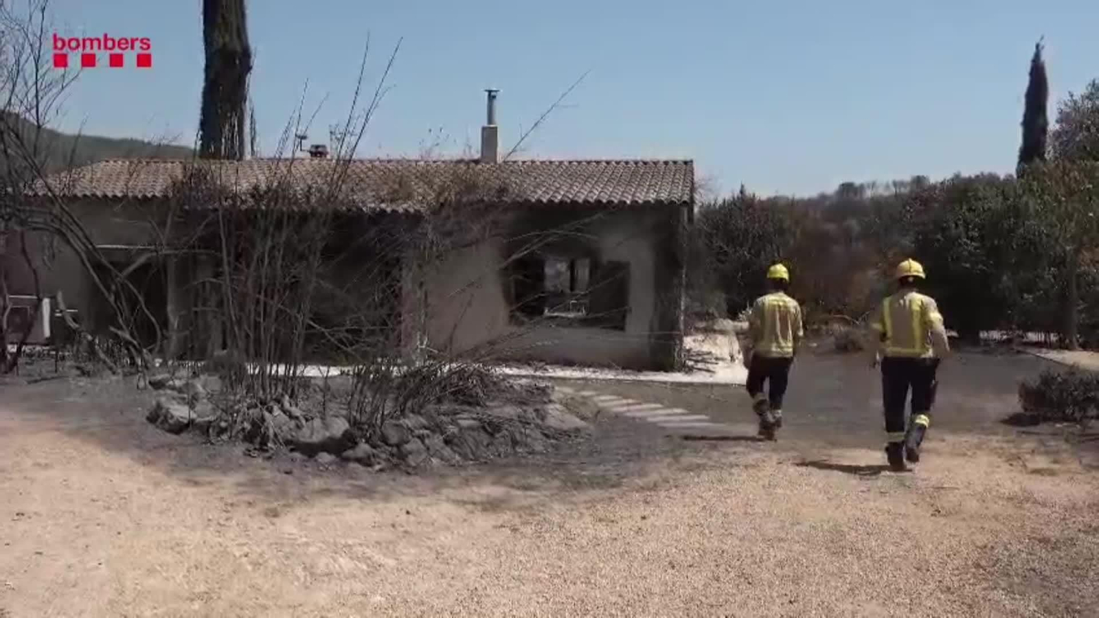 D040-GIRONA BOMBEROS INSPECCIONANDO VIVIENDAS INCENDIO